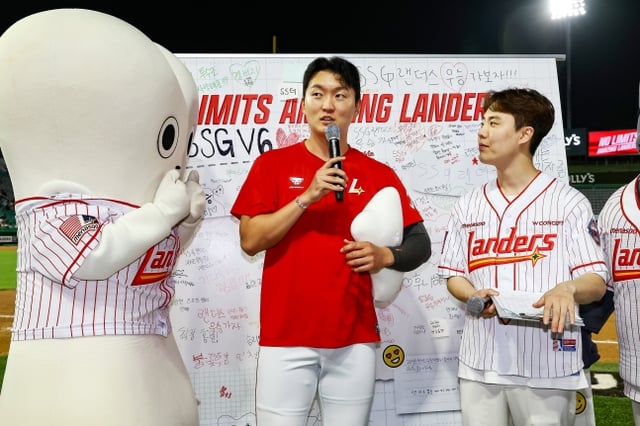 Kim Geon-woo of the SSG Landers started against the NC Dinos at Incheon SSG Landers Field on the 25th in a home game, became the winning pitcher, and gave an interview on the podium. /Photo=SSG Landers provided