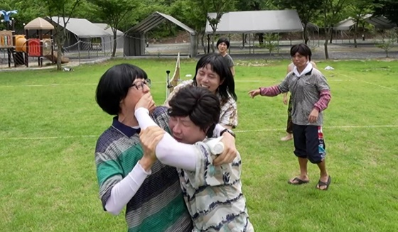 Yoo Jae-suk and HaHa, who covers his mouth; Ju Woo-jae /Photo=MBC What Do You Do?