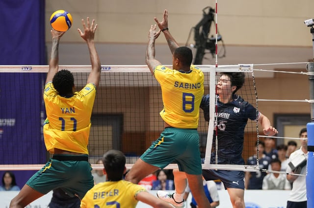 Jung Han-yong of the Korean Nam Ja-bae-gu (CEO)team (far right) attempts an attack. /Photo=Korea Volleyball Association