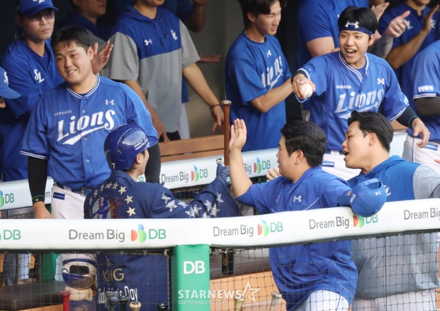 Trận đấu Giải KBO 2026 Shinhan SOL giữa Doosan Bears và Samsung Lions diễn ra vào ngày 25 tại Seoul Jamsil Baseball Stadium. Lee Jae-hyun của Samsung đã đánh một home run 2 điểm sang trái trong hiệp 3 sớm với 2 out và người chạy ở chốt 3 đối với starting pitcher Jack Rogg của Doosan, sau đó về nhà và được đồng đội chào đón. /Ảnh=phóng viên trưởng Kim Jin-kyung kim.jinkyung@