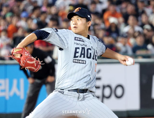 2025시즌 한화 이글스 소속으로 투구하고 있는 김기중. /사진=김진경 대기자