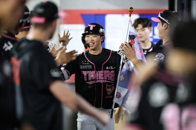 KIA 타이거즈 박재현이 25일 광주 키움전에서 홈런을 더그아웃에서 동료들과 함께 기쁨을 나누고 있다. /사진=KIA 타이거즈 제공