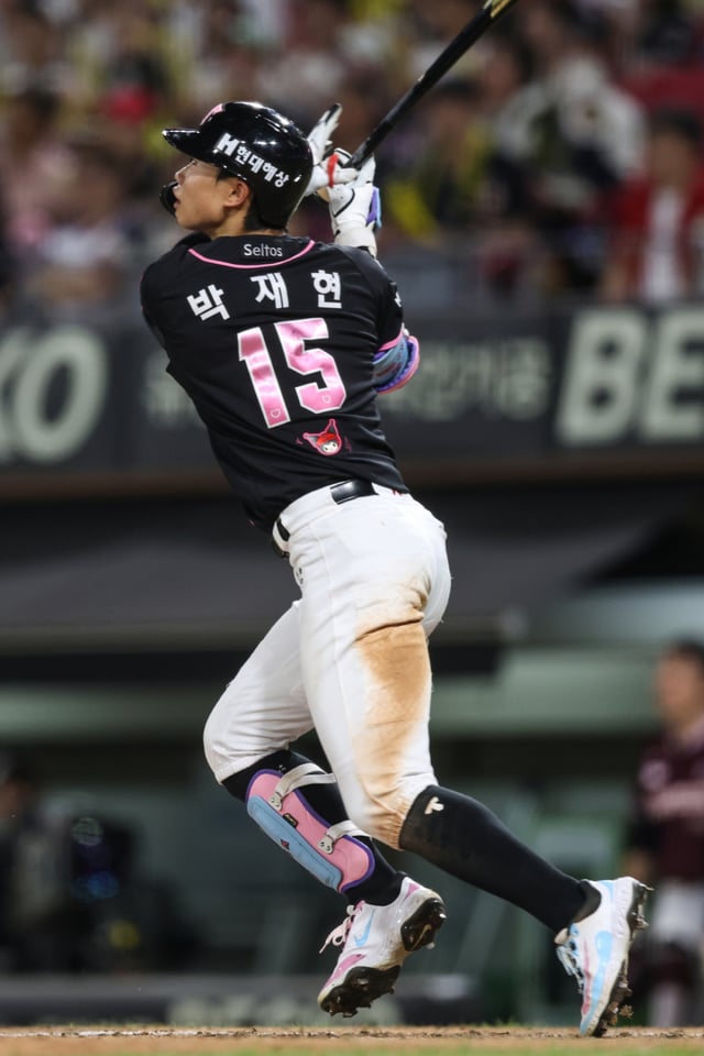 KIA 타이거즈 박재현이 25일 광주 키움전에서 홈런 타구를 응시하고 있다. /사진=KIA 타이거즈 제공