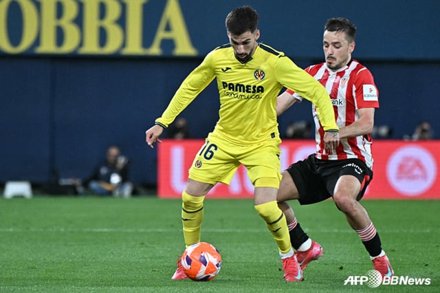 Alex Baeña (left) during his Villarreal days. /AFPBBNews=NEWS1