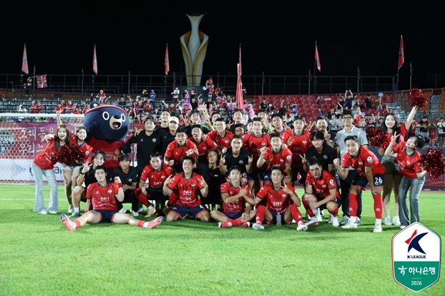 Kim Cheon (SVP) players taking commemorative photos with fans after securing their first home win against Daejeon Hana Citizen. /Photo=Korea Professional Football League