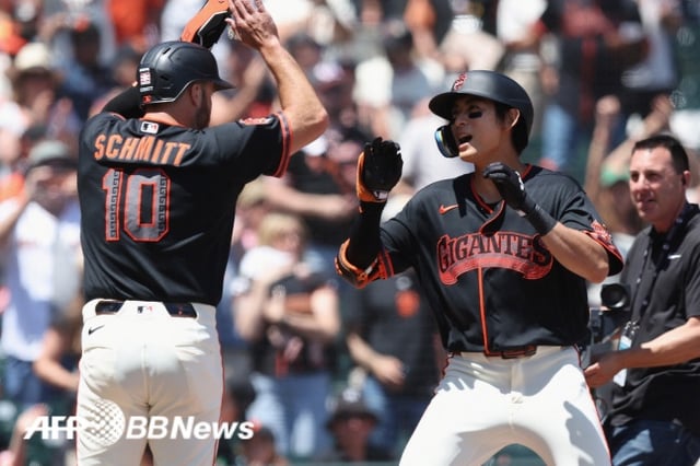 San Francisco's Lee Jung-hoo (right). /AFPBBNews=NEWS1
