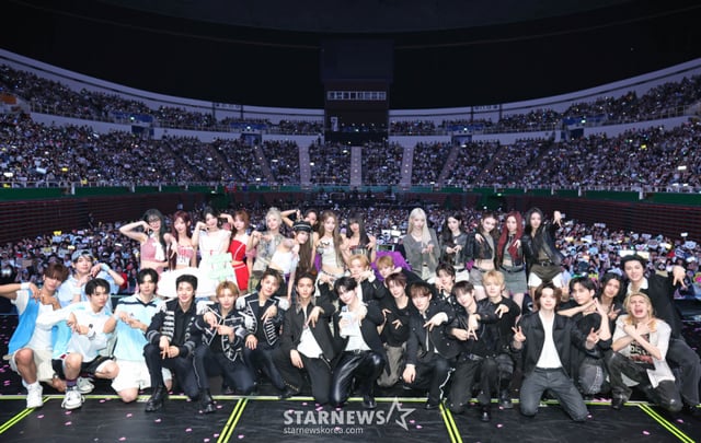 On the afternoon of the 25th at Taipei NTSU Arena (Lin Kou Gymnasium), following the conclusion of 'ACON 2026, The Road to AAA 2026: Official Pre-show', the festival of the 'Asia Artist Awards' hosted by StarNews and organized by the AAA Organizing Committee (Jo Jik-wi (Director) Park Jun-cheol), MOTIVE, and D-SHOW, performers including Sung Han-bin, Close Your Eyes, QWER, NEXZ, MEOVV, Xdinary Heroes, and Yena posed for photos with the audience in the background. /2026.07.25 /Photo=Lee Dong-hoon photoguy@