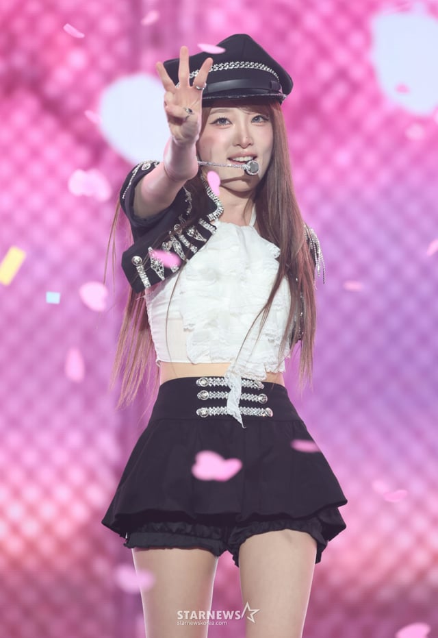 Singer Yena delivers a stunning performance at the 'ACON 2026, The Road to AAA 2026: Official Pre-show', the festival of the 'Asia Artist Awards' held on the afternoon of the 25th at Taipei NTSU Arena (Lin Kou Gymnasium) and hosted by StarNews with organization by the AAA Organizing Committee (Jo Jik-wi (Director) Park Jun-cheol), MOTIVE, and D-SHOW. /2026.07.25 /Photo=Lee Dong-hoon photoguy@