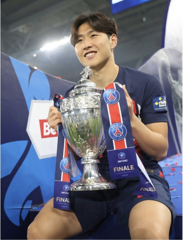 Lee Kang-in lifting a trophy. /Photo=PSG SNS