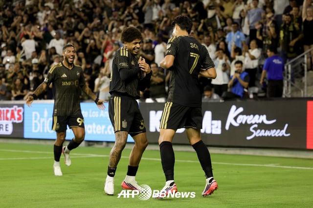 Son Heung-min của LAFC (bên phải) đang ăn mừng với các đồng đội sau khi ghi bàn trong trận đấu với Real Salt Lake vào ngày 23. /AFPBBNews=NEWS1