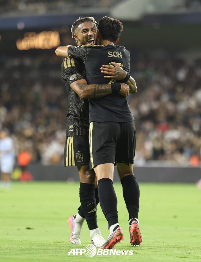 LAFC 손흥민(오른쪽)과 드니 부앙가가 26일(한국시간) 미국 LA BMO 스타디움에서 열린 캔자스시티와의 2026 미국 메이저리그사커(MLS) 18라운드 홈경기 득점 이후 세리머니를 하고 있다. /AFPBBNews=뉴스1