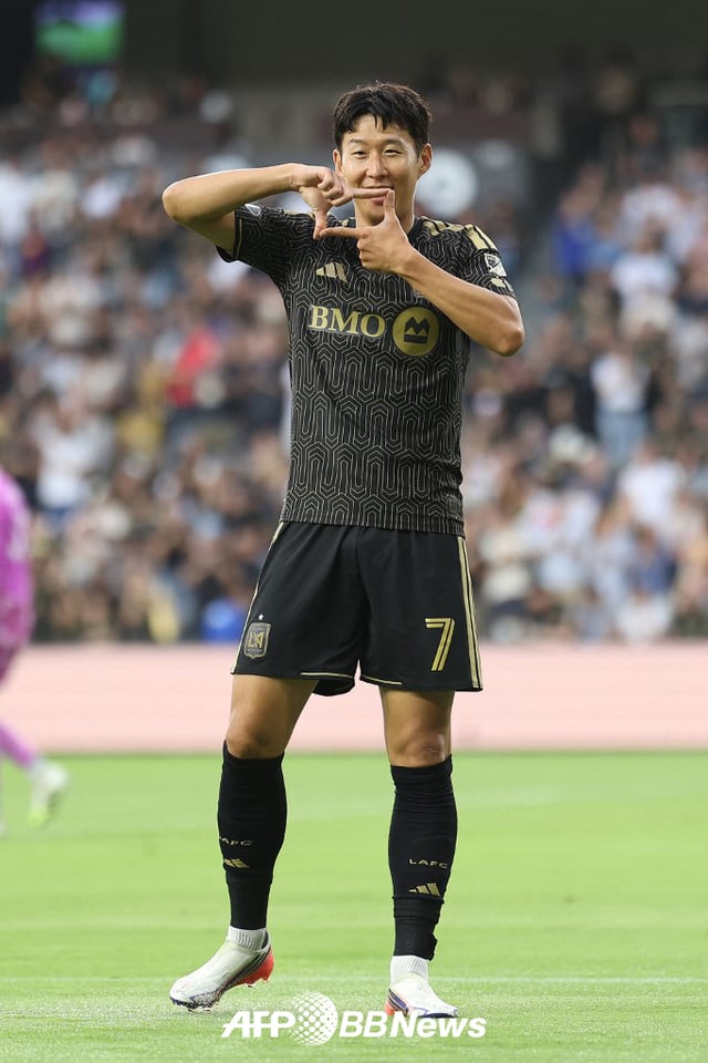 LAFC 손흥민이 26일(한국시간) 미국 LA BMO 스타디움에서 열린 캔자스시티와의 2026 미국 메이저리그사커(MLS) 18라운드 홈경기에서 득점을 터뜨린 뒤 찰칵 세리머니를 하고 있다. /AFPBBNews=뉴스1