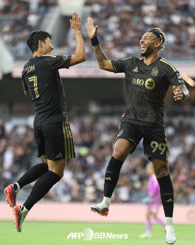 LAFC 손흥민이 26일(한국시간) 미국 LA BMO 스타디움에서 열린 캔자스시티와의 2026 미국 메이저리그사커(MLS) 18라운드 홈경기에서 득점을 터뜨린 뒤 드니 부앙가와 함께 골 세리머니를 하고 있다. /AFPBBNews=뉴스1