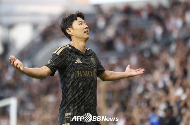 LAFC 손흥민이 26일(한국시간) 미국 LA BMO 스타디움에서 열린 캔자스시티와의 2026 미국 메이저리그사커(MLS) 18라운드 홈경기에서 득점을 터뜨린 뒤 골 세리머니를 하고 있다. /AFPBBNews=뉴스1