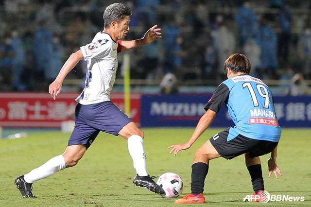 Kaz Miura focusing on the match (left). /AFPBBNews=NEWS1