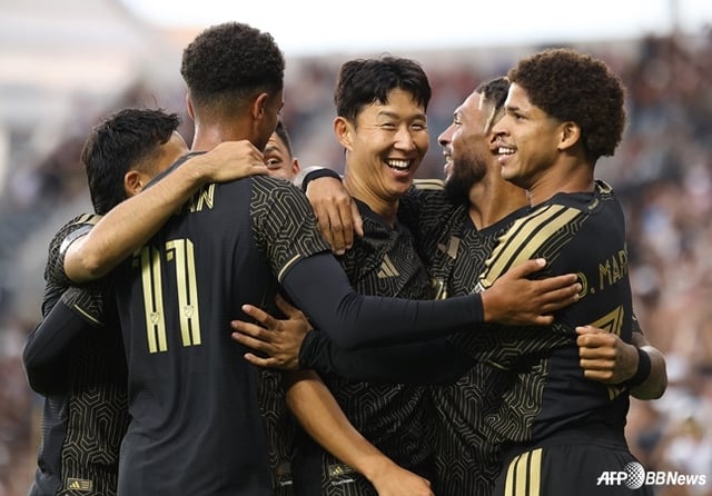 LAFC 선수들이 6일 오전 11시 30분(한국시간) 미국 캘리포니아주 LA의 BMO 스타디움에서 열린 2026 미국 메이저리그사커(MLS) 18라운드 경기 중 득점을 터트린 손흥민(가운데)을 축하하고 있다. /AFPBBNews=뉴스1