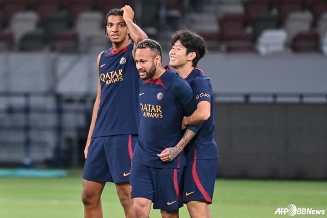 Lee Kang-in (right) joking around with Neymar (center) during their time at Paris Saint-Germain (PSG). /AFPBBNews=NEWS1