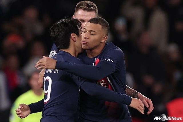Lee Kang-in (left) and Kylian Mbappé embrace during their time together at Paris Saint-Germain (PSG). /AFPBBNews=NEWS1