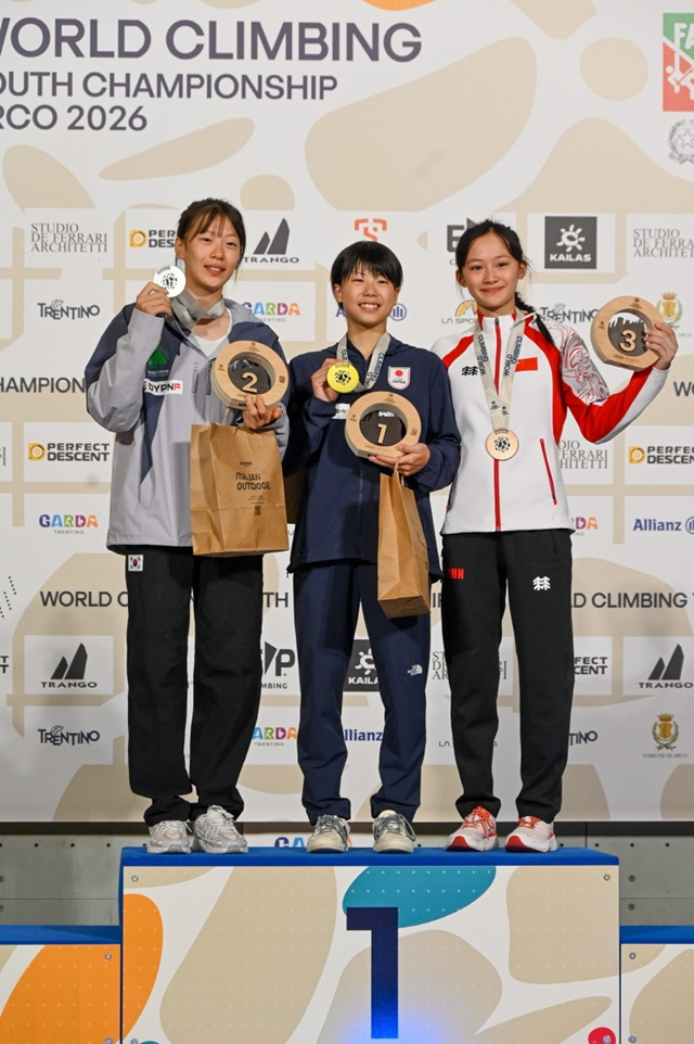 Kim Ha-bin (left) on the podium. /Photo=Korea Mountaineering Federation provided