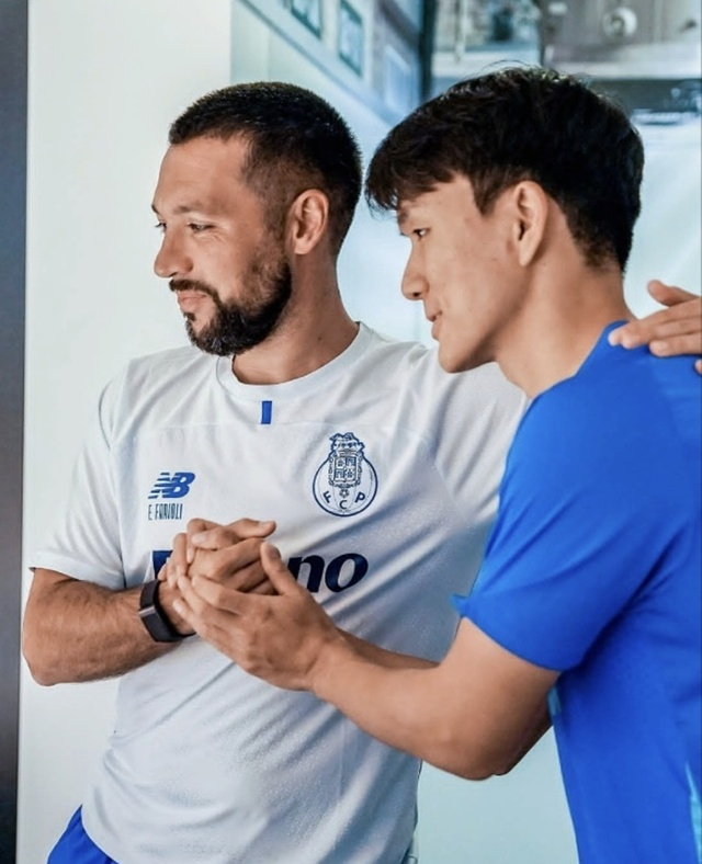 El entrenador del FC Porto, Francesco Parisoli (izquierda), y Hwang In-beom. /Foto=Redes sociales del FC Porto