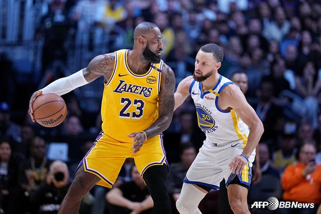 LeBron James (izquierda) y Stephen Curry. /AFPBBNews=NEWS1