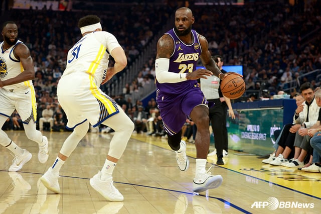 Stephen Curry (izquierda) y LeBron James concentrados en el partido. /AFPBBNews=NEWS1