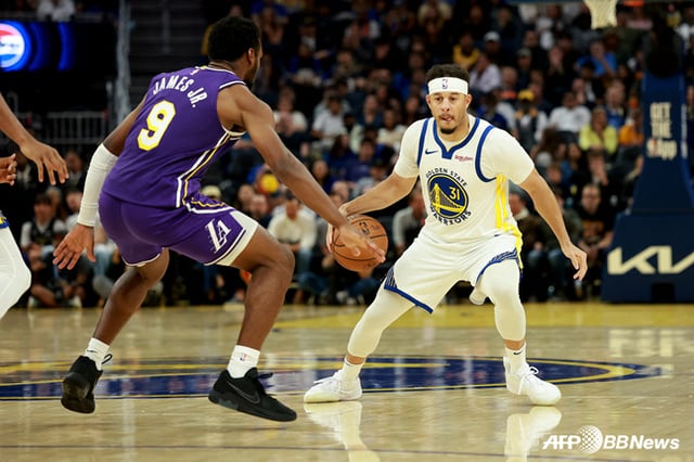 LeBron James (izquierda) y Stephen Curry. /AFPBBNews=NEWS1