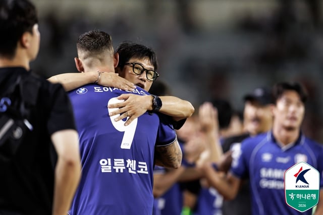 Huấn luyện viên Lee Jung-hyo của Suwon Samsung ôm Ilicevski sau chiến thắng trước Busan I'Park. /ảnh=Liên đoàn Bóng đá Chuyên nghiệp Hàn Quốc