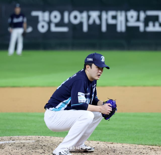 NC 다이노스 임지민(오른쪽)이 26일 인천 SSG랜더스필드에서 열린 2026 신한 SOL KBO리그 SSG 랜더스와 방문경기에서 9회말 3번째 밀어내기를 허용하며 5-5 동점을 허용하고 자리에 주저 앉아 아쉬워하고 있다. /사진=강영조 선임기자