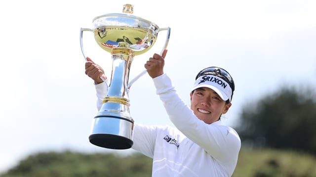シン·ジウンが26日、英スコットランド·ノースエアシャーのダン·ドナルド·リンクス(パー72)で行われたLPGAツアーISPSハンダ·スコティッシュ女子オープンで優勝した後、トロフィーを持ち上げている。 /写真=LPGA公式SNS
