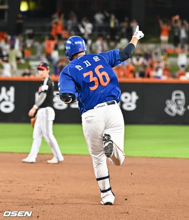 ハンファのハン·ジユンが26日、LG戦8回裏、ソン·ジュヨンから3ランホームランを放った後、グラウンドを回っている。 /写真=OSEN