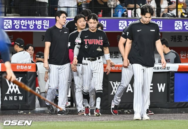 LGの選手たちが26日の敗北後、グラウンドに歩いて出ている。 /写真=OSEN