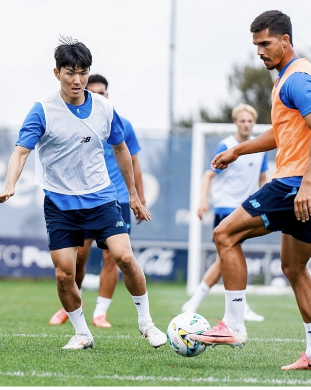 Hwang In-beom concentrado en el entrenamiento (izquierda). /Foto=FC Porto SNS