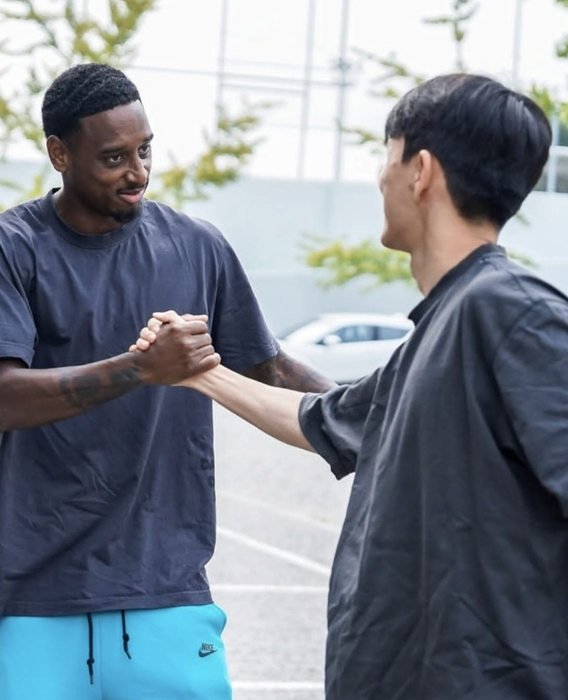 Hwang In-beom saludando a sus compañeros de equipo (izquierda). /Foto=SNS del FC Porto