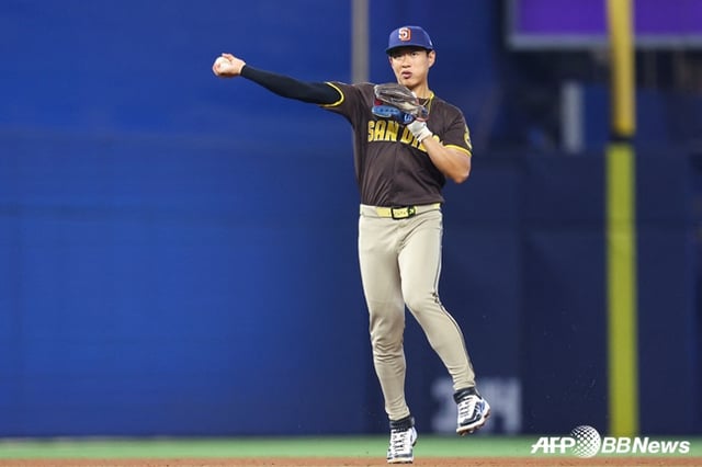 サンディエゴ·パドレスの宋成文(ソン·ソンムン)が27日、マイアミ·マーリンズと2026年米大リーグ(MLB)訪問試合でショートに出て、1塁にボールを投げている。 /AFPBBNews=ニュース1
