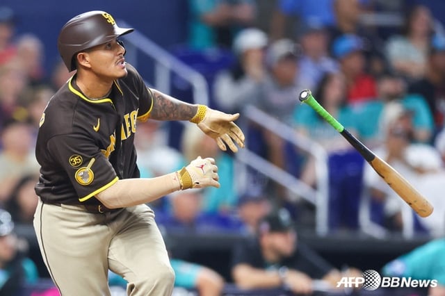 サンディエゴ·パドレスのマニー·マチャドが27日、マイアミ·マーリンズと2026年米大リーグ(MLB)訪問試合で8回表同点2ラン本塁打を放っている。 /AFPBBNews=ニュース1