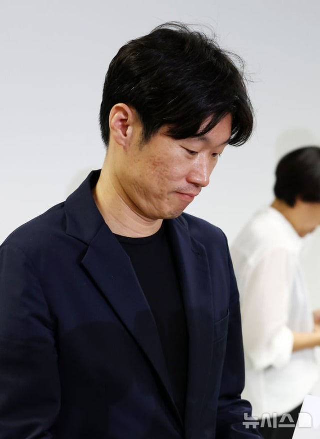 Park Ji-sung, Chairman of the K-Football Innovation Committee, is seen leaving the venue after concluding the "4th Meeting of the K-Football Innovation Committee" held on the 27th at the National Museum of Modern and Contemporary Art in Jongno-gu, Seoul. /Photo=NEWS1