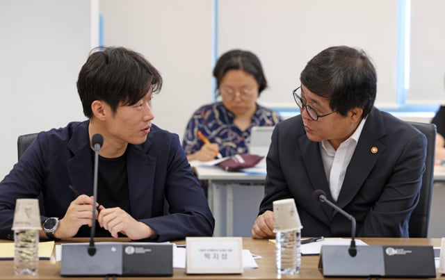 Choi Hwi-young (right), Minister of Culture, Sports and Tourism, is seen conversing with Park Ji-sung, Chairman of the K-Football Innovation Committee, during the 4th Meeting of the K-Football Innovation Committee held on the 27th at the Seoul Hall of the National Museum of Modern and Contemporary Art in Jongno-gu, Seoul. /Photo=Ministry of Culture, Sports and Tourism