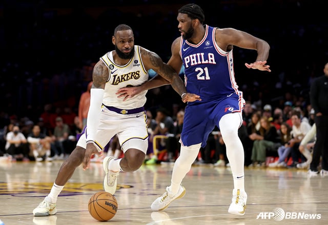 LeBron James and Philadelphia center Joel Embiid (right). /AFPBBNews=NEWS1