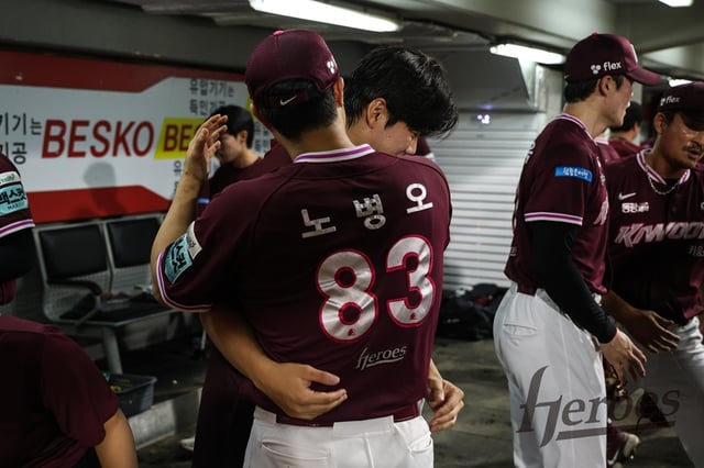 Kim Yoon-ha của Kiwoom đang ôm hugging với huấn luyện viên ném bóng Noh Byung-oh sau khi thắng ngày 26. /Ảnh=Kiwoom Heroes
