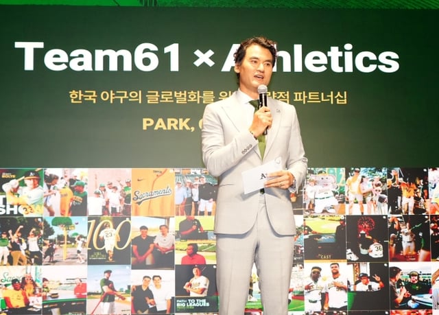 박찬호가 MLB 애슬레틱스와 전략적 파트너십 체결식에서 마이크를 잡고 설명에 나서고 있다. /사진=TEAM61 제공