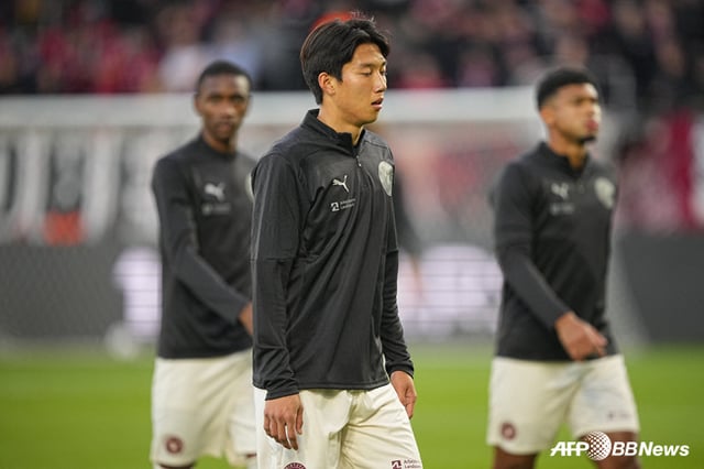 Lee Han-beom (center). /AFPBBNews=NEWS1