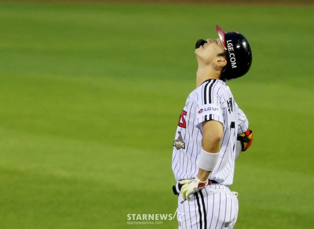 Park Hae-min của LG Twins đang thở dài sau khi đánh bóng song sát vào lúc 1 out 1 base ở hiệp 4 trong trận đấu tại nhà với NC Dinos của 2026 Shinhan SOL KBO League vào ngày 23 tháng 7. /Ảnh=phóng viên trưởng Kim Jin-kyung