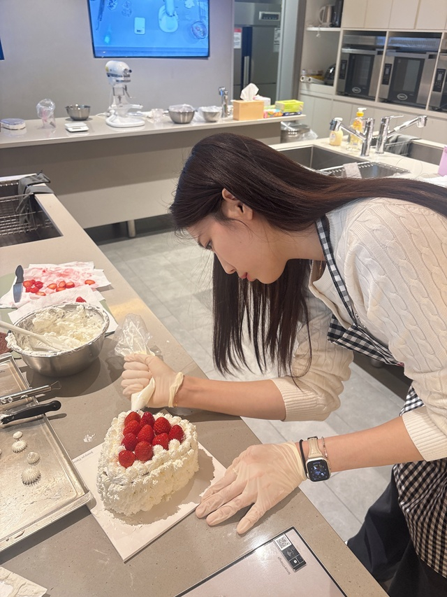 Yang Ji-young making bread. /Photo=Provided by Yang Ji-young