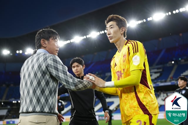 Head coach Shin Tae-yong (left) during his time with Ulsan HD. /Photo=Korea Professional Football League provided