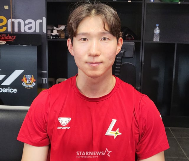 SSG 랜더스 박성한이 7월 25일 인천 SSG랜더스필드에서 열린 NC 다이노스와 2026 신한 SOL KBO리그 홈경기에서 승리를 이끄는 활약을 펼치고 취재진과 인터뷰를 하고 있다. /사진=강영조 선임기자