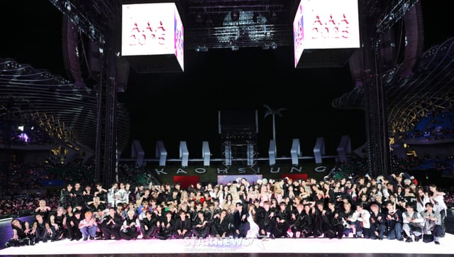 El 6 de diciembre de 2025, todos los artistas participantes posaron para una foto conmemorativa durante el evento '10th Anniversary Asia Artist Awards 2025' ('10º Aniversario AAA 2025'), organizado por StarNews en el Estadio Nacional de Kaohsiung. /foto=reportero Im Seong-gyun