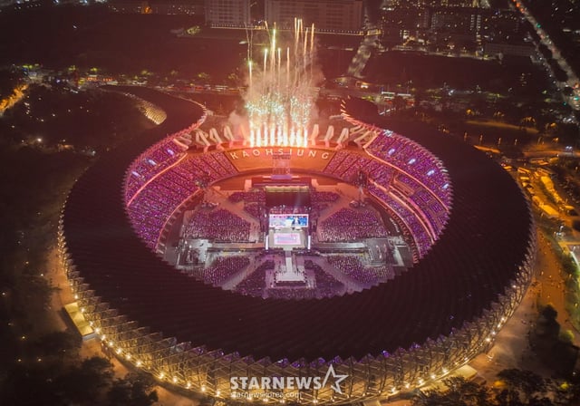 Vista general del Estadio Nacional de Kaohsiung, donde se celebró el evento '10th Anniversary Asia Artist Awards 2025' ('10º Aniversario AAA 2025'), organizado por StarNews, con la participación de 55.000 espectadores el 6 de diciembre de 2025. /Foto=reportero Lee Dong-hoon