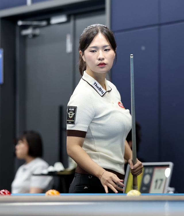Park Jeong-hyun contemplates her scoring route during the LPBA Round of 64 at the Professional Billiards 2026-2027 Season 3rd Tour 'Eco-Friendly Building Materials SW PBA-LPBA Championship' held on the 27th at Goyang KinTEX PBA Stadium in Goyang, Gyeonggi Province. /Photo=PBA Tour