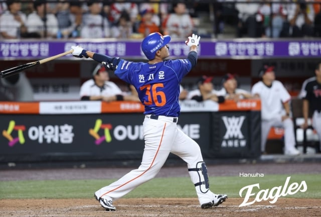 Hanwha Eagles' Han Ji-yoon watches a batted ball after hitting a three-run home run as a pinch hitter in the bottom of the eighth inning during an LG Twins vs. Hanwha Eagles 2026 Shinhan SOL KBO League home game at Daejeon Hanwha Life Park on July 26. /Photo=Hanwha Eagles